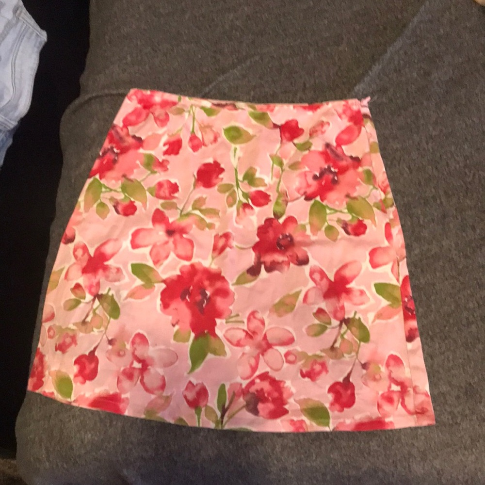 This is a cute lil skirt its so cute